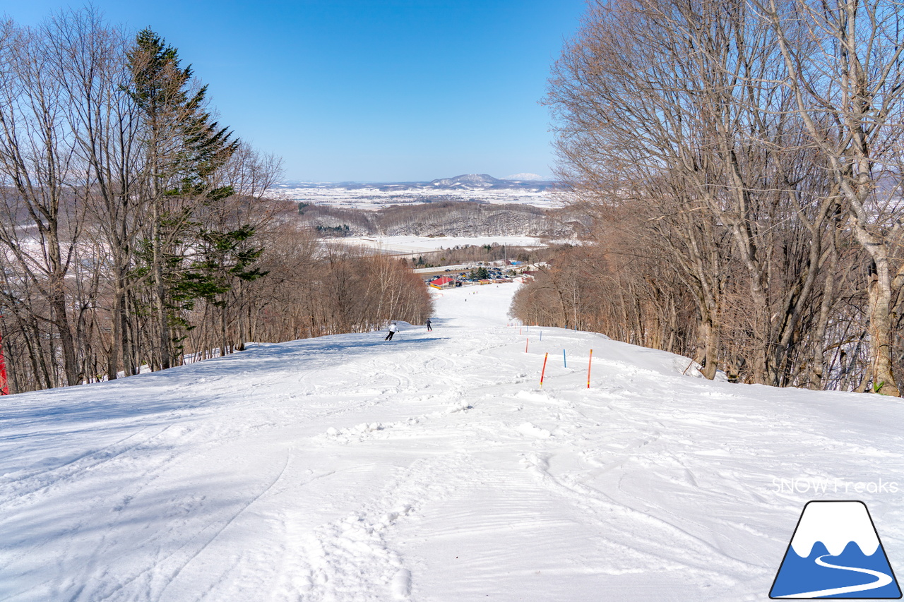 カムイスキーリンクス｜山頂から山麓までゲレンデには積雪たっぷり＆最新の自動券売機導入でチケット購入時の待ち時間も短縮。最高に気持ちの良い春スキーを楽しみましょう(^_-)-☆